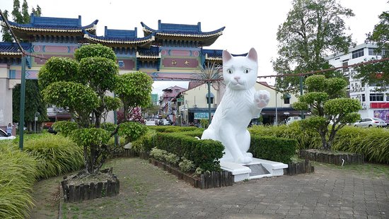 cat-monument